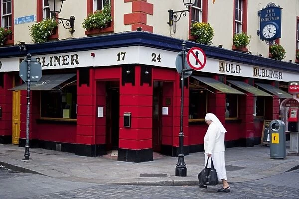 Pub in Temple Bar district in Dublin, Ireland. Auld Dubliner in the area on the south bank of the River Liffey in