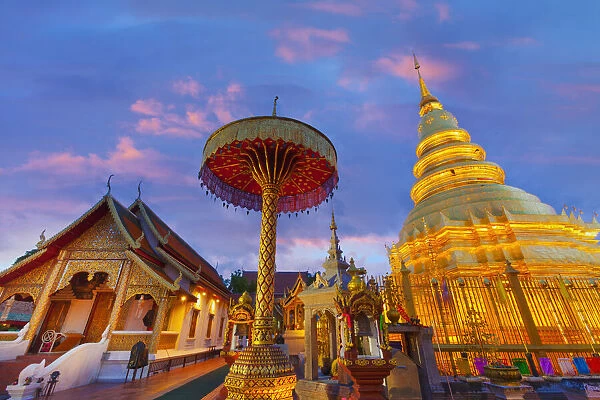 Thailand, Lamphun, Wat Phrathat Haripunchai Woramahawihan, temple at dusk