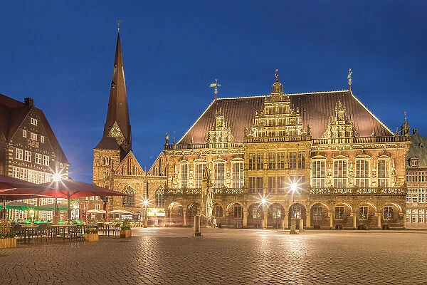 Town hall and Church Unser Lieben Frauen on the market square in the evening, Bremen, Germany