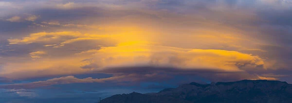 USA, New Mexico, Albuquerque, Sandia Mountains and Lenticular Cloud