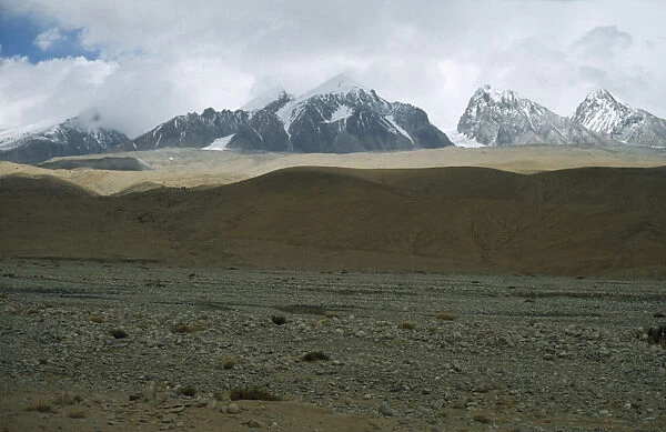 10090242. CHINA Xinjiang Mountains and barren landscape near Mustagh Ata