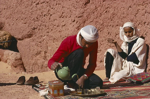 20050281. ALGERIA Tribal People Tuareg man pouring tea