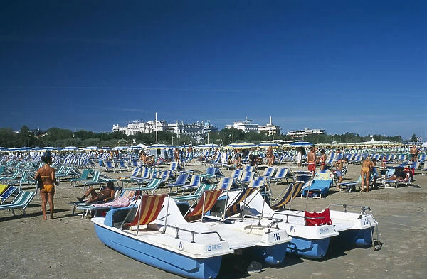 20062059. ITALY Emilia-Romagna Rimini Busy beach scene with rows of striped sun loungers