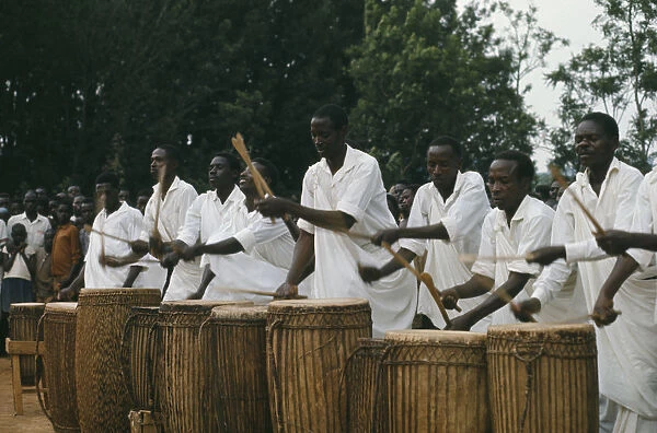 20070917. RWANDA Music Tutsi drummers and watching crowd. Watutsi tambourinaires