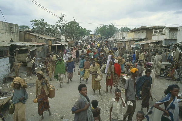 20070946. SOMALIA Baidoa Crowded street market scene