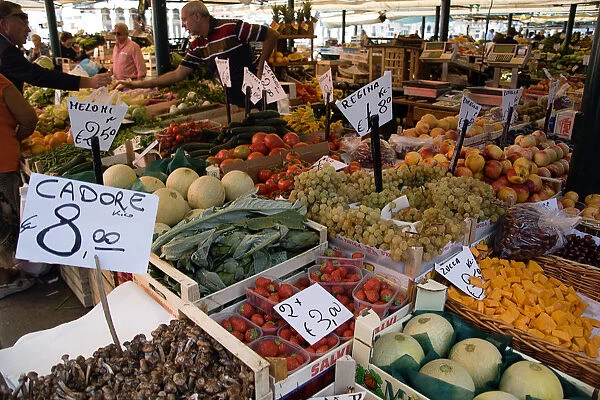 20081704. ITALY Veneto Venice The vegetable market with vendor