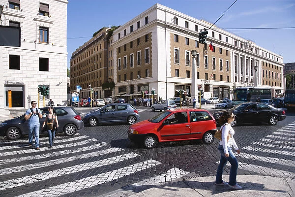 20092195. ITALY Rome Lazio Pedestrian crossing with people