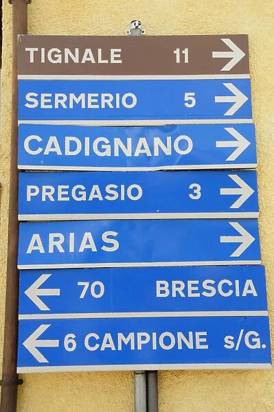 Italy, Lombardy, Lake Garda, road signs