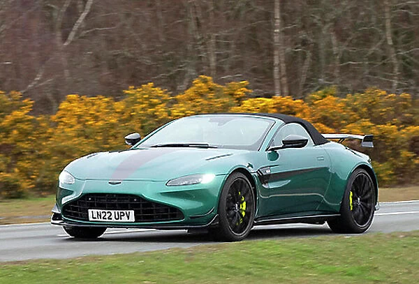 Aston Martin Vantage F1 Edition Roadster 2022 Green with black stripe