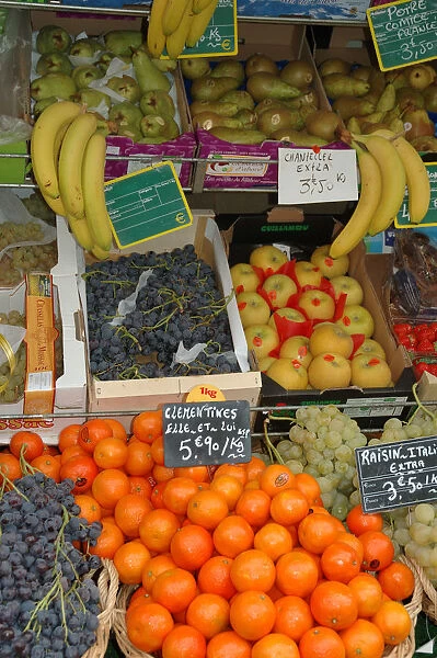03. France, Paris, fruit for sale