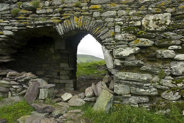 IRELAND, Kerry, Ring of Kerry. Ballycarberry Castle, near Cahersiveen. Ruined archway