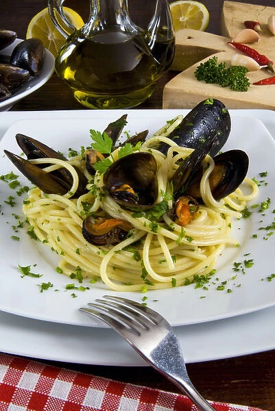 Spaghetti with mussels (Mytilus galloprovincialis)