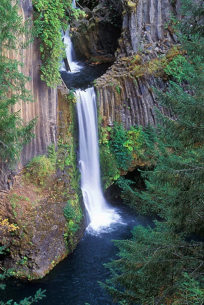 Umpqua Falls in Oregon Cascades