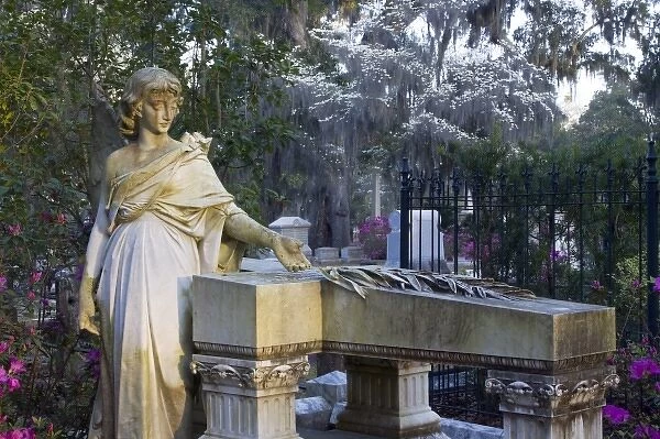 USA, Georgia, Savannah, Statues in Historic Bonaventure Cemetery