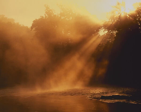 USA, Missouri, Mark Twain National Forest, Sunrise on Big Piney River