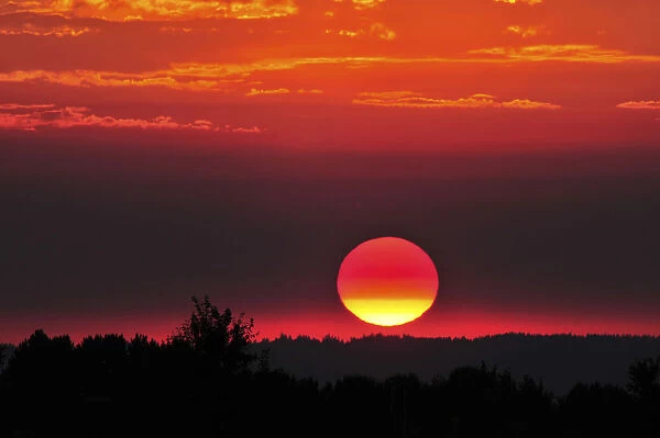 USA, Oregon, Portland. Vivid red sunset. Credit as: Steve Terrill  /  Jaynes Gallery  /  DanitaDelimont