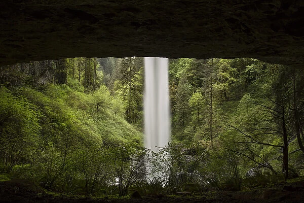 USA, Oregon, Silver Falls State Park. North Falls seen from inside cave. Credit as