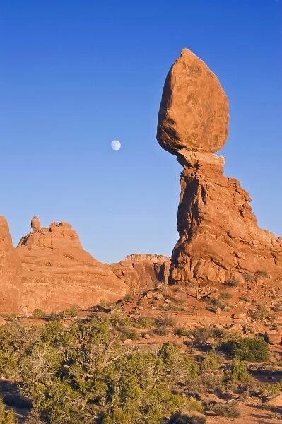 USA, UT, Arches NP, Moon Rising at Balanced rock