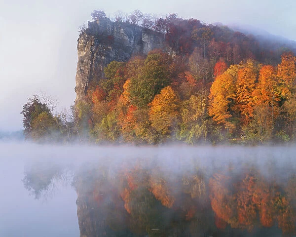 USA, Virginia, Giles County, Bluff at sunrise on New River