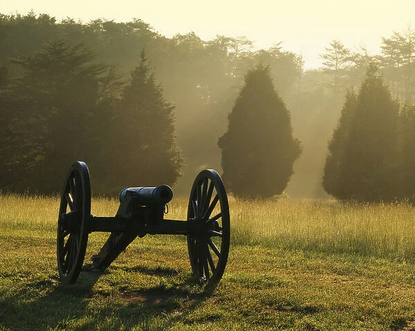 USA, Virginia, Manassas National Battlefield Park, Cannon and morning fog