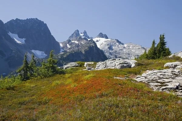 USA, Washington, Alpine Lakes Wilderness, Summit Chief Mountain and Chimmney Rock