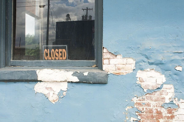USA, Washington State, Odessa. Closed sign in window of empty commercial building
