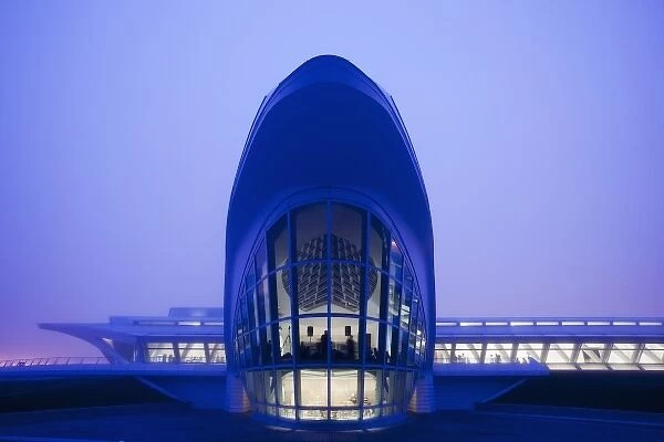 USA, Wisconsin, Milwaukee, Museum of Art building in thick fog on spring evening