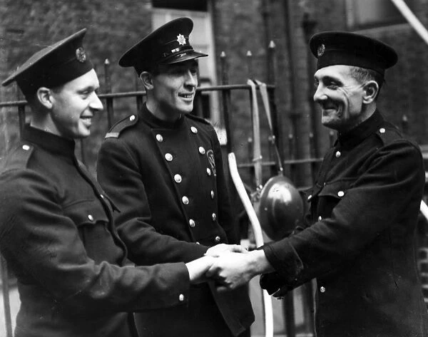 Two London firefighters awarded George Medal, WW2