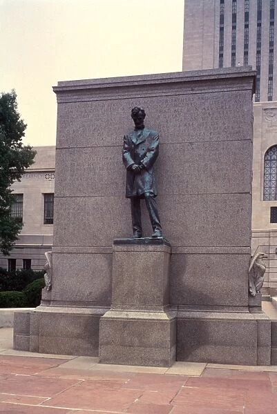 ABRAHAM LINCOLN STATUE. Bronze statue of Abraham Lincoln by Daniel Chester French, at the Capitol Building, Lincoln, Nebraska
