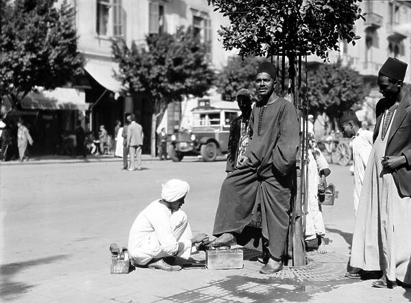 EGYPT: CAIRO. Shoe shiner on the streets of Cairo, Egypt