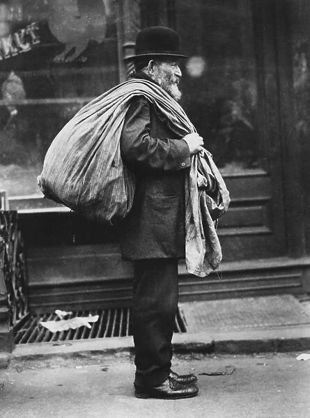 NEW YORK CITY, c1910. An old man who buys old clothes in New York City. Photograph