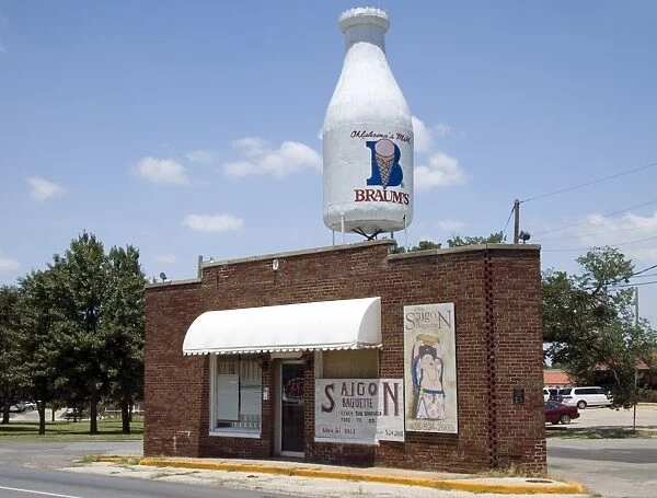 OKLAHOMA: MILK SHOP, 2006. Braums Milk shop along Route 66, Oklahoma City, Oklahoma