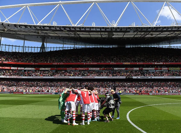 Arsenal United: A Unified Team at Emirates Stadium - Premier League Rivalry: Arsenal vs Leeds United (2021-2022)