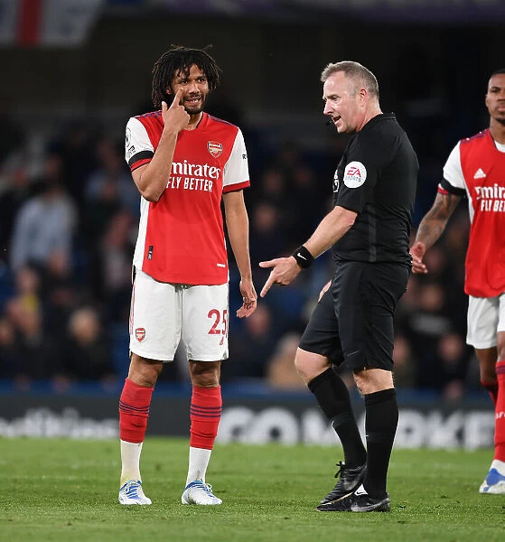 Intense Moment: Mo Elneny Argues with Referee John Moss during Chelsea vs. Arsenal Clash (2021-22)