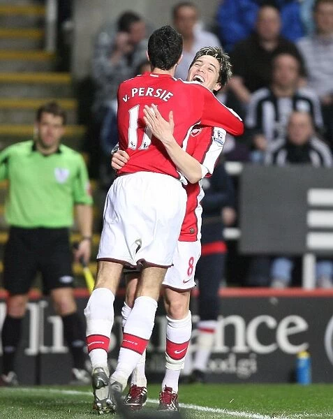 Samir Nasri and Robin van Persie Celebrate Arsenal's 3rd Goal Against Newcastle United (21 / 3 / 2009)