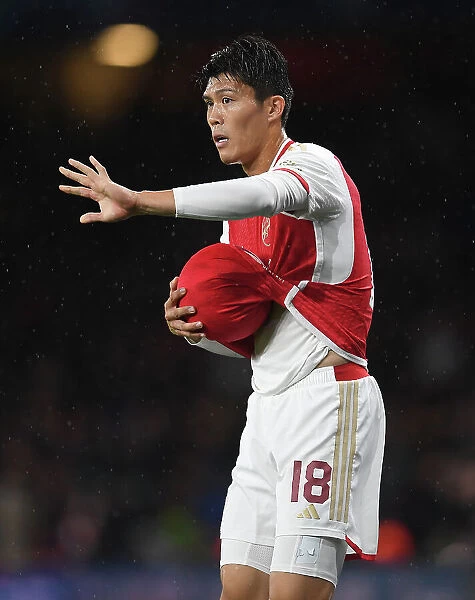 Tomiyasu's Standout Display: Arsenal Overpowers PSV Eindhoven in Champions League Clash (2023-24)