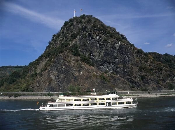 Germany, Rhineland-Palatine, passenger boat passing by the Loreley rock