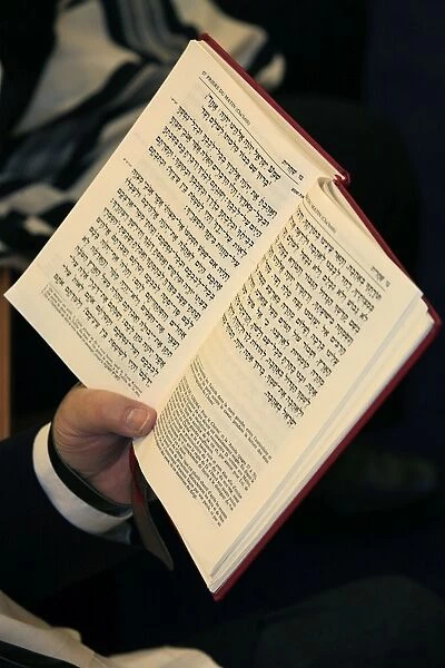 Jew reading Patah Eliahou prayer book