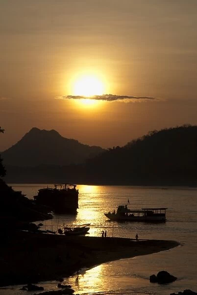 Laos, Northern Laos, Luang Prabang (Luang Phabang), sunset over the Mekong River from near the Mekong Riverview Hotel