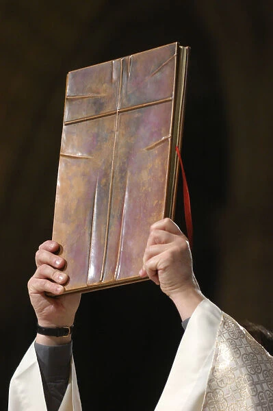 New Testament raised in Notre Dame of Paris cathedral