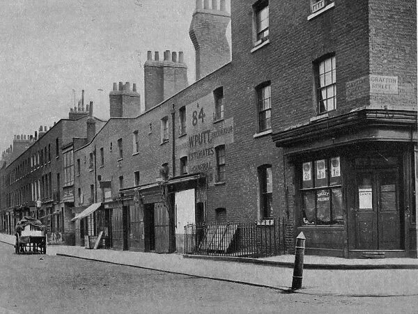 Dwelling. circa 1900: The preserved home of English novelist Charles Dickens 