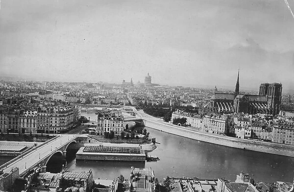 Iles De La Cite. A view southwards across the River Seine in Paris ...