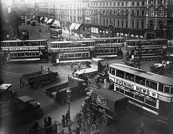 Trams. June 1922: LCC trams of classes B, A and E / 1, K type buses