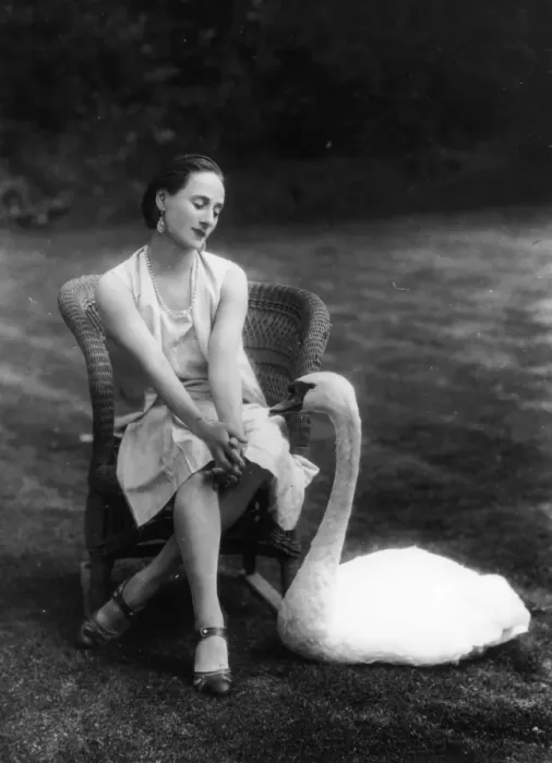 Framed Print : Anna Pavlova with Two Swans Print Framed Print : Anna Pavlova with Two Swans Print