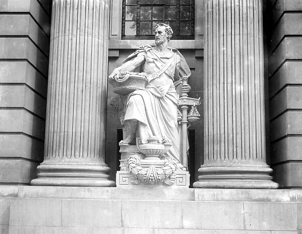 London. Statuary of the P. D. A. Building. 7 June 1935