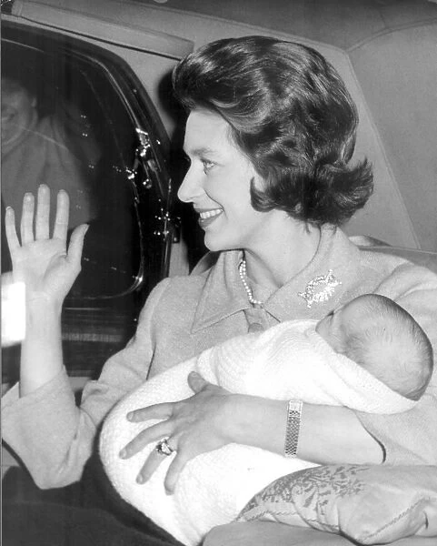 Princess Margaret goes home with her baby David Albert Charles ( Viscount Linley