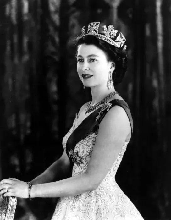 Framed Print : Queen Elizabeth II in a Royal Command Portrait Print