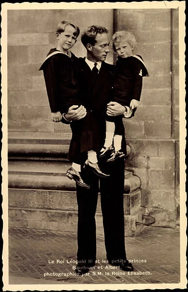 Ak King Leopold III. and the little princes Baudouin and Albert (b  /  w photo)
