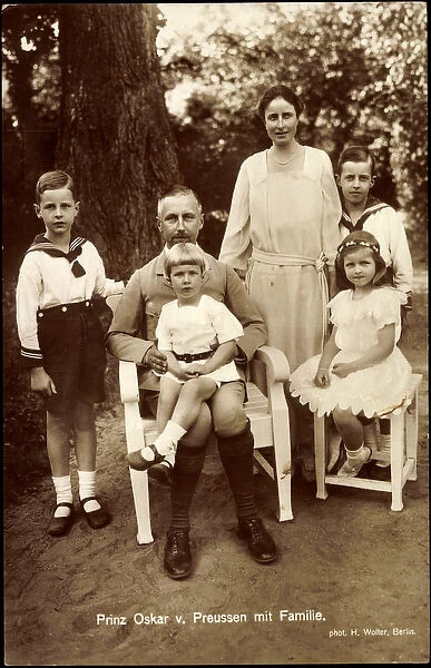 Ak Prince Oskar of Prussia with family, wife, children (b  /  w photo)