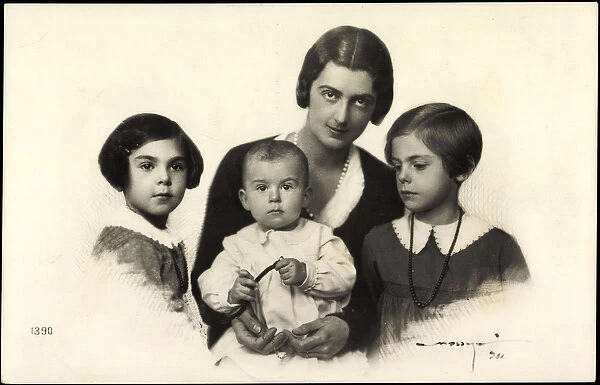 Ak Princess Jolanda of Italy with her children (b  /  w photo)